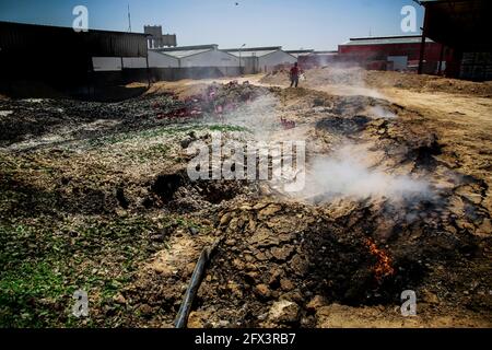 Gaza, Palestine. 25 mai 2021. Un travailleur palestinien sauve des articles de l'usine endommagée de Coca Cola dans la zone industrielle de Gaza à la suite des frappes israéliennes.la diplomate américaine Antony Blinken a exprimé son soutien pour aider à reconstruire la bande de Gaza battue et à préparer une trêve entre le Hamas et Israël, Mais a insisté sur le fait que les dirigeants militants islamistes du territoire ne bénéficieraient d'aucune aide. (Photo par Ahmed Zakot/SOPA Images/Sipa USA) crédit: SIPA USA/Alay Live News Banque D'Images