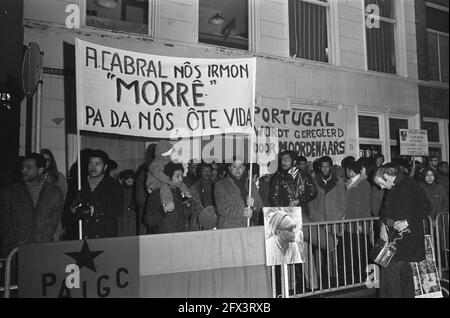 Manifestation devant l'ambassade du Portugal à la Haye dans le cadre du meurtre de Cabral (chef du mouvement de libération en Guinée-Bissau), 23 janvier 1973, ambassades, manifestations, pays-Bas, agence de presse du xxe siècle photo, nouvelles à retenir, documentaire, photographie historique 1945-1990, histoires visuelles, L'histoire humaine du XXe siècle, immortaliser des moments dans le temps Banque D'Images