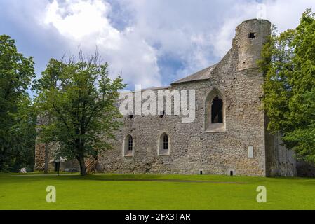 Ruines d'un château-monastère cistercien médiéval à Padise le jour d'août. Estonie Banque D'Images