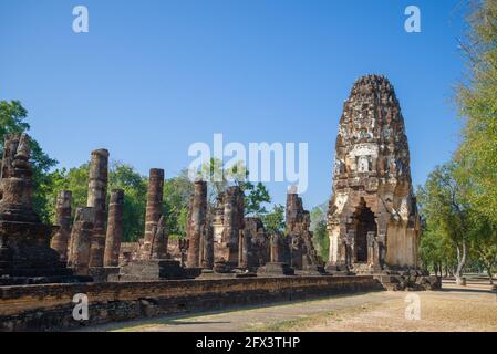 Prang khmer sur les ruines de l'ancien temple bouddhiste Wat Phra Pai Luang. Parc historique de Sukhothai, Thaïlande Banque D'Images