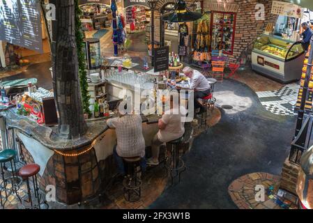 VIENNE, AUTRICHE - 25 AVRIL 2018 : intérieur du café dans le centre commercial et d'exposition 'Hundertwasser Village' Banque D'Images