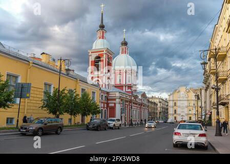 SAINT-PÉTERSBOURG, RUSSIE - 24 JUIN 2019 : Église du Saint-Grand Martyr et du guérisseur Panteleimon dans le paysage urbain, dans une soirée de juin trouble Banque D'Images