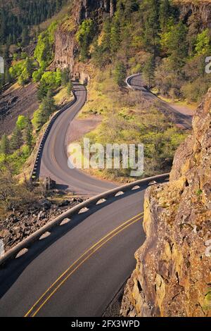 Les boucles Rowena embrassent les falaises rocheuses juste en dessous du point de vue Rowena Crest sur la route historique Columbia River de l’Oregon, dans le comté de Wasco. Banque D'Images