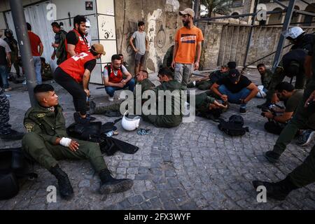 Bagdad, Irak. 25 mai 2021. Des membres des forces de sécurité irakiennes sont traités lors d'affrontements à la suite d'une manifestation anti-gouvernementale demandant la révélation des tueurs d'activistes pro-réformes. Credit: Ameer Al Mohmedaw/dpa/Alamy Live News Banque D'Images