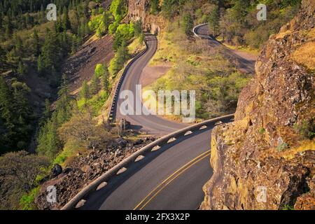 Les boucles Rowena embrassent les falaises rocheuses juste en dessous du point de vue Rowena Crest sur la route historique Columbia River de l’Oregon, dans le comté de Wasco. Banque D'Images