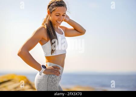 Femme pleine d'assurance debout avec la main sur la hanche Banque D'Images