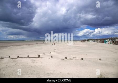 Ciel orageux spectaculaire sur la vaste plage de sable de West Wittering près de Chichester, West Sussex, Angleterre, Royaume-Uni Banque D'Images