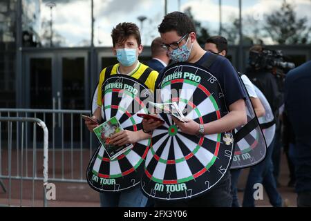 25 mai 2021 ; Marshall Arena, Milton Keynes, Buckinghamshire, Angleterre ; Professional Darts Corporation, Unibet Premier League Night 14 Milton Keynes ; les fans arrivent pour la PDC Darts Night 14 Banque D'Images