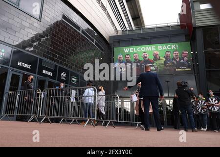 25 mai 2021 ; Marshall Arena, Milton Keynes, Buckinghamshire, Angleterre ; Professional Darts Corporation, Unibet Premier League Night 14 Milton Keynes ; les fans arrivent pour la PDC Darts Night 14 Banque D'Images