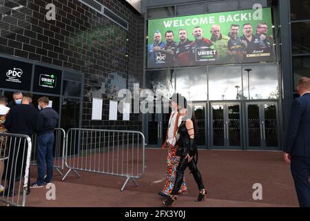 25 mai 2021 ; Marshall Arena, Milton Keynes, Buckinghamshire, Angleterre ; Professional Darts Corporation, Unibet Premier League Night 14 Milton Keynes ; les fans arrivent pour la PDC Darts Night 14 Banque D'Images