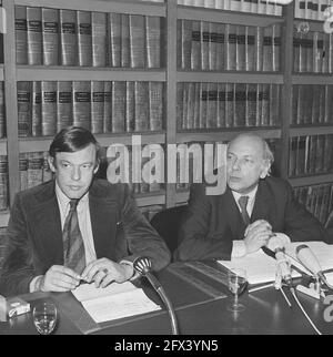 Trois partis progressistes (PvdA, D66, PPR) présentent un cabinet fantôme, m. H. A. F. M. O. van Mierlo (l) et drs. J. M. den Uyl, 18 novembre 1972, politiques, Pays-Bas, Agence de presse du XXe siècle photo, nouvelles à retenir, documentaire, photographie historique 1945-1990, histoires visuelles, L'histoire humaine du XXe siècle, immortaliser des moments dans le temps Banque D'Images