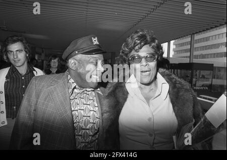 Ella Fitzgeralt et Comte Basie à l'aéroport de Schiphol, 4 octobre 1975, artistes, pays-Bas, agence de presse du xxe siècle photo, nouvelles à retenir, documentaire, photographie historique 1945-1990, histoires visuelles, L'histoire humaine du XXe siècle, immortaliser des moments dans le temps Banque D'Images