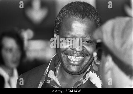 Ella Fitzgeralt et Count Basie à l'aéroport de Schiphol ; Oscar Peterson, Headline, 4 octobre 1975, Artistes, pays-Bas, agence de presse du XXe siècle photo, news to remember, documentaire, photographie historique 1945-1990, histoires visuelles, L'histoire humaine du XXe siècle, immortaliser des moments dans le temps Banque D'Images