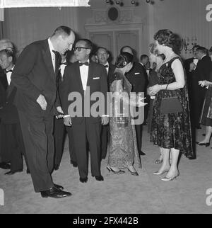 Le ministre des Affaires étrangères LUN son dîner de contrepartie a offert à Kurhaus à Scheveningen avant le dîner f.l.n.n. Ministre LUNs, Dr. Soebandirio, 1er avril 1964, dîners, Pays-Bas, Agence de presse du XXe siècle photo, nouvelles à retenir, documentaire, photographie historique 1945-1990, histoires visuelles, L'histoire humaine du XXe siècle, immortaliser des moments dans le temps Banque D'Images