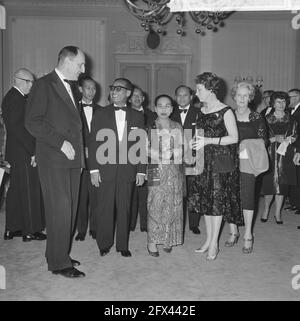 Le ministre des Affaires étrangères LUN son dîner de contrepartie a offert à Kurhaus à Scheveningen avant d'aller à la table f.l.n.n. Ministre LUNs, Dr. Soebandirio, 1er avril 1964, dîners, Pays-Bas, Agence de presse du XXe siècle photo, nouvelles à retenir, documentaire, photographie historique 1945-1990, histoires visuelles, L'histoire humaine du XXe siècle, immortaliser des moments dans le temps Banque D'Images