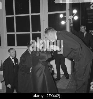 Le ministre des Affaires étrangères LUN son dîner de contrepartie offert au Kurhaus à Scheveningen, Mme Soebandrio et le ministre LUNs, le 1er avril 1964, Diners, pays-Bas, agence de presse du xxe siècle photo, nouvelles à retenir, documentaire, photographie historique 1945-1990, histoires visuelles, L'histoire humaine du XXe siècle, immortaliser des moments dans le temps Banque D'Images