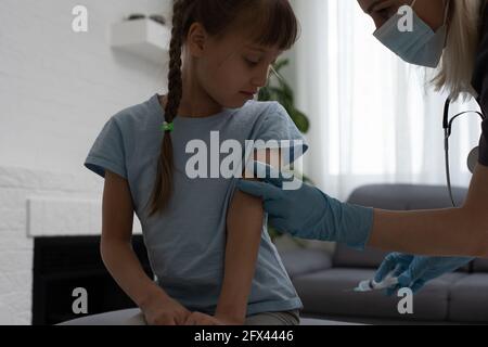 Peu de fille obtenant la vaccination de pédiatre à medical office Banque D'Images