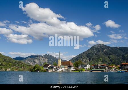 Vue sur le lac Tegernsee jusqu'à Rottach-Egern avec le Wallberg à l'arrière et avec un blanc et bleu 'ciel bavarois'. Banque D'Images