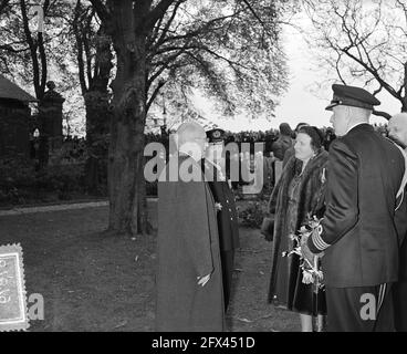 100 ans de KIM Den Helder en visite à la reine Juliana. Le monarque est présenté au vice-amiral de 78 ans Dr. J. C. Jager et le lieutenant en mer de première classe de 87 ans H. de Booy, ancien directeur de la Royal North-South Holland Lifeboat Company. Reddingmaatschappij, 15 octobre 1954, jubilés, marine, pays-Bas, agence de presse du xxe siècle photo, nouvelles à retenir, documentaire, photographie historique 1945-1990, histoires visuelles, L'histoire humaine du XXe siècle, immortaliser des moments dans le temps Banque D'Images