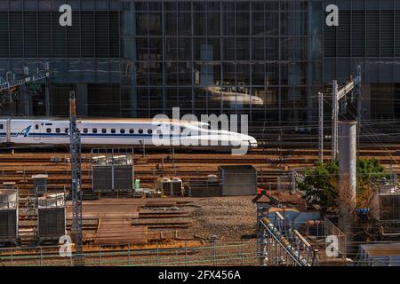 Un Shinkansen, le célèbre train à grande vitesse japonais, traverse la zone urbaine de Tokyo Banque D'Images