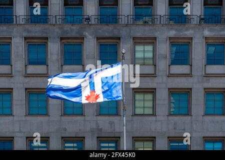 Drapeau de la ville de Toronto rétroéclairé et contre un modèle de fenêtres dans le quartier du centre-ville de Toronto, Canada Banque D'Images