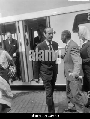 Arrivée du ministre français des Finances, Giscard dEstaing à l'aéroport de Schiphol, 20 juillet 1964, arrivées, pays-Bas, agence de presse du xxe siècle photo, nouvelles à retenir, documentaire, photographie historique 1945-1990, histoires visuelles, L'histoire humaine du XXe siècle, immortaliser des moments dans le temps Banque D'Images