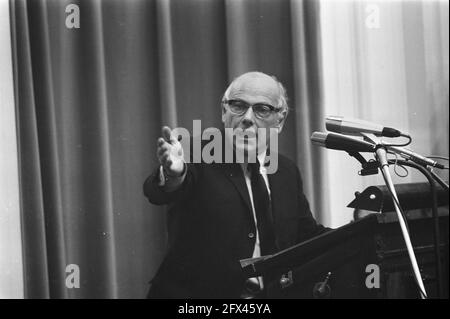 Le Premier ministre Biesheuvel fait une déclaration à la Chambre des représentants des pays-Bas au sujet de la crise du Cabinet, Den Uyl, 17 août 1972, KABINETSCRIISIS, pays-Bas, agence de presse du xxe siècle photo, nouvelles à retenir, documentaire, photographie historique 1945-1990, histoires visuelles, L'histoire humaine du XXe siècle, immortaliser des moments dans le temps Banque D'Images