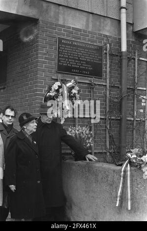 Les parents à la plaque commémorant leur fille Reina, combattant de résistance et écrivain, qui est mort dans le camp de concentration de Sachsenhausen pendant la Seconde Guerre mondiale, 27 avril 1970, commémorations, placques, Écrivains, Seconde Guerre mondiale, Resistance Fighters, pays-Bas, agence de presse du XXe siècle photo, news to Remember, documentaire, photographie historique 1945-1990, histoires visuelles, L'histoire humaine du XXe siècle, immortaliser des moments dans le temps Banque D'Images