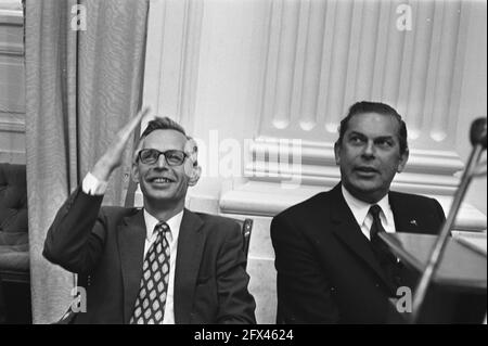 Le Premier ministre Biesheuvel fait une déclaration à la Chambre basse sur la crise du Cabinet, Nelissen (Waving) et Biesheuvel, le 17 août 1972, KABINETSCRIISIS, pays-Bas, agence de presse du xxe siècle photo, nouvelles à retenir, documentaire, photographie historique 1945-1990, histoires visuelles, L'histoire humaine du XXe siècle, immortaliser des moments dans le temps Banque D'Images