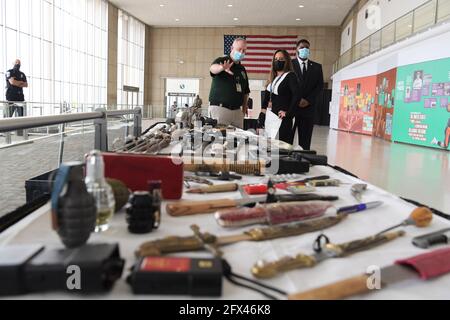 Washington, Distric de Columbia, États-Unis. 25 mai 2021. Les armes saisies par la sécurité de l'aéroport sont exposées lors d'une conférence de presse sur la sécurité aérienne avant la saison de voyage d'été, aujourd'hui le 25 mai 2021 à l'aéroport national Ronald Reagan à Washington DC, États-Unis. Credit: Lénine Nolly/ZUMA Wire/Alamy Live News Banque D'Images