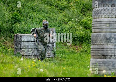 jeune femme en action en jouant au paintball Banque D'Images