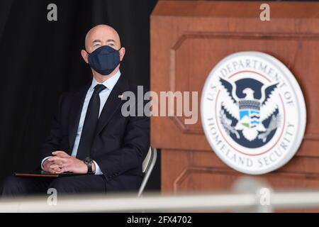 Washington, Distric de Columbia, États-Unis. 25 mai 2021. Le secrétaire américain à la sécurité intérieure ALEJANDRO MAYORKAS lors d'une conférence de presse sur la sécurité aérienne avant la saison des voyages d'été, aujourd'hui le 25 mai 2021 à l'aéroport national Ronald Reagan à Washington DC, États-Unis. Credit: Lénine Nolly/ZUMA Wire/Alamy Live News Banque D'Images