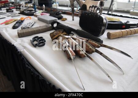 Washington, Distric de Columbia, États-Unis. 25 mai 2021. Les armes saisies par la sécurité de l'aéroport sont exposées lors d'une conférence de presse sur la sécurité aérienne avant la saison de voyage d'été, aujourd'hui le 25 mai 2021 à l'aéroport national Ronald Reagan à Washington DC, États-Unis. Credit: Lénine Nolly/ZUMA Wire/Alamy Live News Banque D'Images