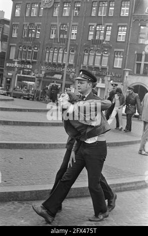 La Jeunesse socialiste a lancé un pot de peinture rouge contre le Monument sur la place du Dam, le 1er mai 1969, policiers, pays-Bas, agence de presse du xxe siècle photo, nouvelles à retenir, documentaire, photographie historique 1945-1990, histoires visuelles, L'histoire humaine du XXe siècle, immortaliser des moments dans le temps Banque D'Images