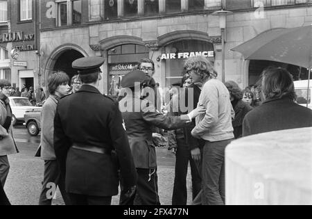 La Jeunesse socialiste a lancé un pot de peinture rouge contre le Monument sur la place du Dam, le 1er mai 1969, policiers, pays-Bas, agence de presse du xxe siècle photo, nouvelles à retenir, documentaire, photographie historique 1945-1990, histoires visuelles, L'histoire humaine du XXe siècle, immortaliser des moments dans le temps Banque D'Images