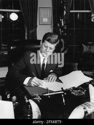 23 octobre 1962 Proclamation signant, interdiction de la livraison de missiles offensifs à Cuba, 7 h 05. Veuillez créditer Abbie Rowe. Photos de la Maison Blanche. John F. Kennedy Presidential Library and Museum, Boston Banque D'Images