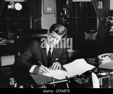 23 octobre 1962 Proclamation signant, interdiction de la livraison de missiles offensifs à Cuba, 7 h 05. [Signer quarantaine Cuba] Veuillez porter le crédit « Abbie Rowe. Photos de la Maison Blanche. John F. Kennedy Presidential Library and Museum, Boston Banque D'Images