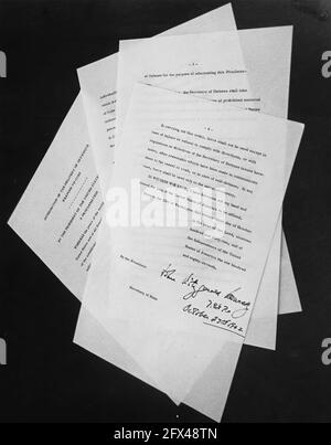 23 octobre 1962 Proclamation signant, interdiction de la livraison de missiles offensifs à Cuba, 7 h 05. Veuillez créditer Abbie Rowe. Photos de la Maison Blanche. John F. Kennedy Presidential Library and Museum, Boston Banque D'Images