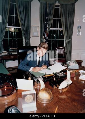 18 octobre 1962 Proclamation signant, interdiction de la livraison d'armes offensives à Cuba, 7:05 Veuillez nous faire part de vos propos. « Robert Knudsen. Photos de la Maison Blanche. John F. Kennedy Bibliothèque présidentielle et musée, Boston Banque D'Images