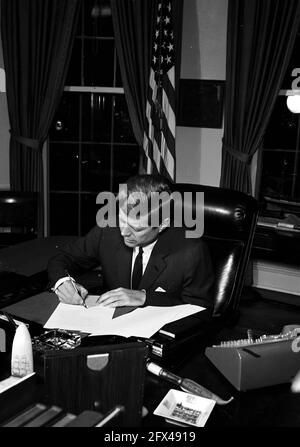 23 octobre 1962 Proclamation signant, interdiction de la livraison de missiles offensifs à Cuba, 7 h 05. [Taches blanches sur les négatifs.] Veuillez indiquer « Cecil Stoughton ». Photos de la Maison Blanche. John F. Kennedy Presidential Library and Museum, Boston.' Banque D'Images