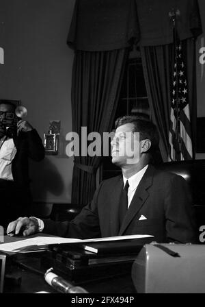 23 octobre 1962 Proclamation signant, interdiction de la livraison de missiles offensifs à Cuba, 7 h 05. [Taches blanches sur les négatifs.] Veuillez indiquer « Cecil Stoughton ». Photos de la Maison Blanche. John F. Kennedy Presidential Library and Museum, Boston.' Banque D'Images