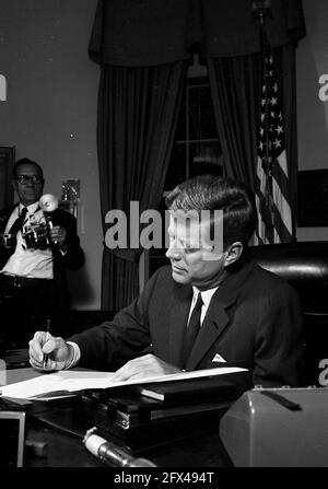 23 octobre 1962 Proclamation signant, interdiction de la livraison de missiles offensifs à Cuba, 7 h 05. [Taches blanches sur les négatifs.] Veuillez indiquer « Cecil Stoughton ». Photos de la Maison Blanche. John F. Kennedy Presidential Library and Museum, Boston.' Banque D'Images