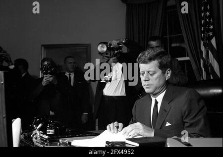 23 octobre 1962 Proclamation signant, interdiction de la livraison de missiles offensifs à Cuba, 7 h 05. [Taches blanches sur les négatifs.] Veuillez indiquer « Cecil Stoughton ». Photos de la Maison Blanche. John F. Kennedy Presidential Library and Museum, Boston.' Banque D'Images