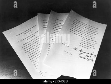 23 octobre 1962 Proclamation signant, interdiction de la livraison d'armes offensives à Cuba, 7 h 05. [Taches blanches sur l'impression.] Veuillez indiquer « Cecil Stoughton ». Photos de la Maison Blanche. John F. Kennedy Presidential Library and Museum, Boston.' Banque D'Images