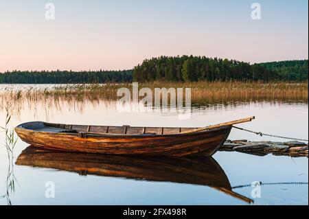 Bateau en bois sur le lac STILL Banque D'Images