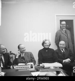 Débat drs. Den Uyl et drs. Schmelzer pour AVRO-TV, 20 janvier 1967, débats, pays-Bas, agence de presse du xxe siècle photo, nouvelles à retenir, documentaire, photographie historique 1945-1990, histoires visuelles, L'histoire humaine du XXe siècle, immortaliser des moments dans le temps Banque D'Images