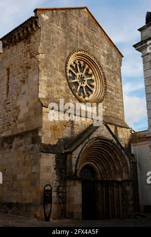 Portugal, Santarém. Église de Sao Joao de Alporao. xiie-xiiie siècles. Styles roman et gothique. Vue sur la façade, avec la fenêtre rose qui illumine la nef unique intérieure, l'emplacement du musée archéologique. District de Santarem. Banque D'Images