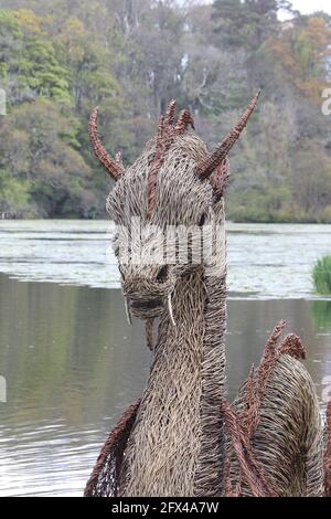 Culzean Castle Grounds, South Ayrshire, Écosse, Royaume-Uni. Une série de sculptures de saules représentant des créatures réelles et mythiques, de la mer et de l'eau. Banque D'Images