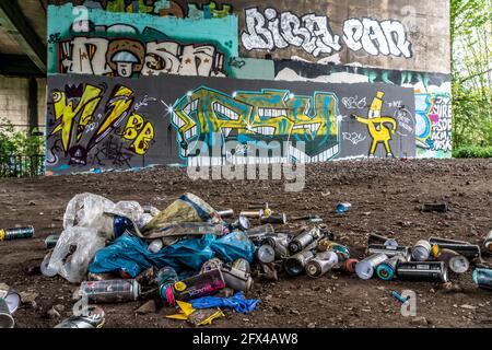 Painettes, restes de déchets des artistes du graffiti, sous le pont autoroutier de l'A43 au-dessus du canal Rhein-Herne, Recklinghausen, NRW, Allemagne Banque D'Images