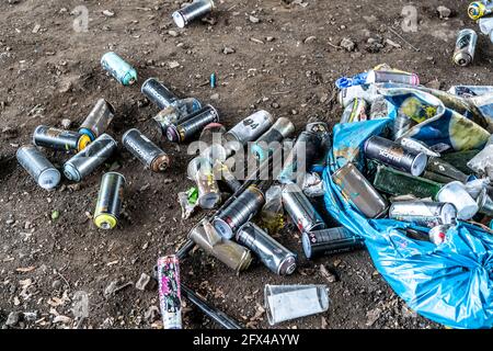 Painettes, restes de déchets des artistes du graffiti, sous le pont autoroutier de l'A43 au-dessus du canal Rhein-Herne, Recklinghausen, NRW, Allemagne Banque D'Images